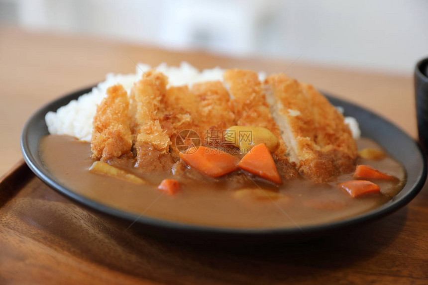 木桌上炸猪排日式咖喱饭图片