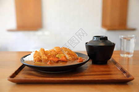 木桌上炸猪排日式咖喱饭背景图片