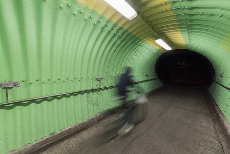 在隧道中骑自图片