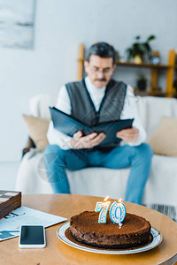 生日蛋糕的选择焦点背景图片