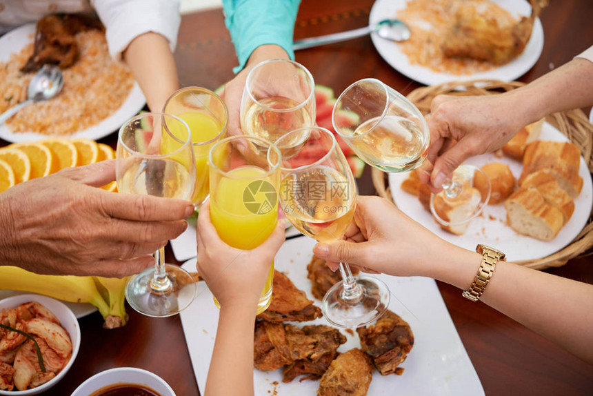 在家庭庆祝活动上与不同饮料的家庭杯子连结在一图片