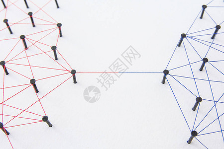 连接概念白纸上用红色和蓝色纱线连接的两个模拟器连接社交媒体互联图片