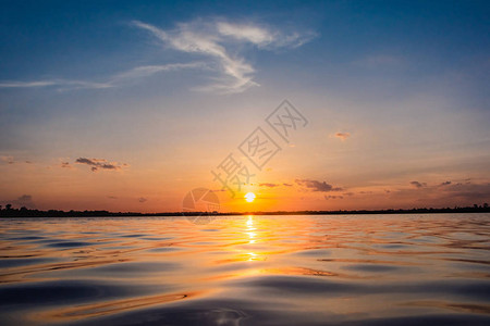 在湖的日落美丽的夕阳在云层上方的湖景背之上日落时有云图片