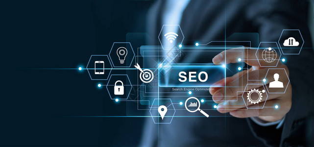 SEO搜索引擎优化营销理念商人手里拿着词seo并在网络连接上搜索数字在线营关键词高清图片素材