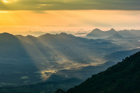 新的一天早晨在山上美丽的风景日出图片