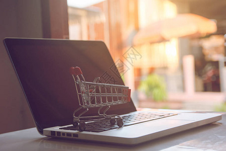 在线购物概念在线网络上的购物服务提供送货上门笔记本电脑键盘图片
