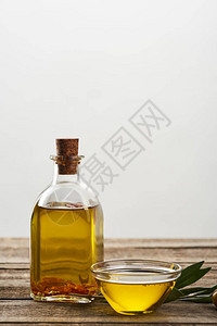 木表面上的橄榄油橄榄树叶和橄榄图片