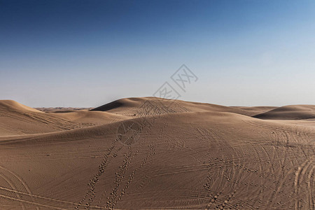 阿布扎比沙漠的照片沙子上有图片