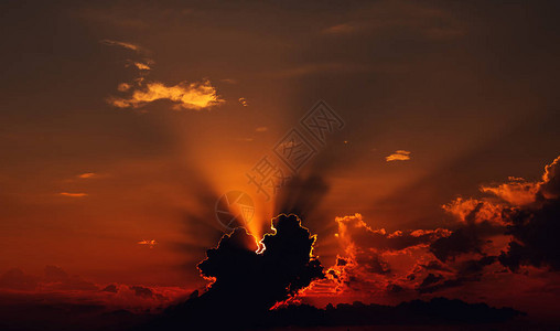 黑暗的暴风雨多云的天空在日落时可怕的戏剧橙色云图片