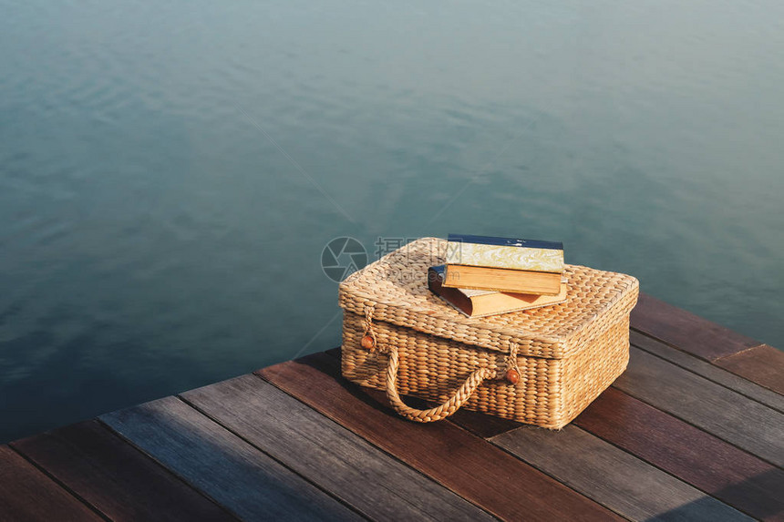 生活不插电的概念河边看书假期休闲和放松的生活方式木制露台甲板图片