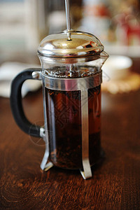 新鲜酿制的黑茶英文早餐图片