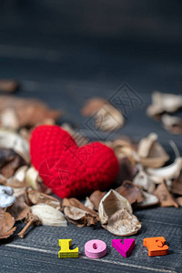 五颜六色的木制爱情文字与香气干花和叶子在黑色木桌上的干花图片