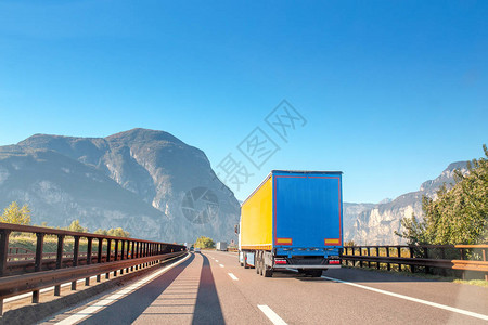 山区公路上的重型货车图片