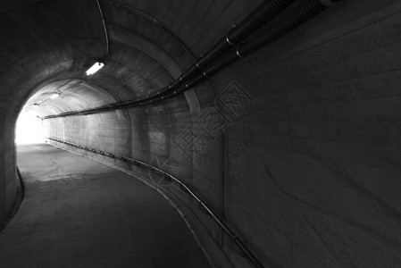 石隧道尽头的光图片
