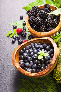 木碗里新鲜的什锦浆果多汁和新鲜的蓝莓6黑莓和覆盆子图片