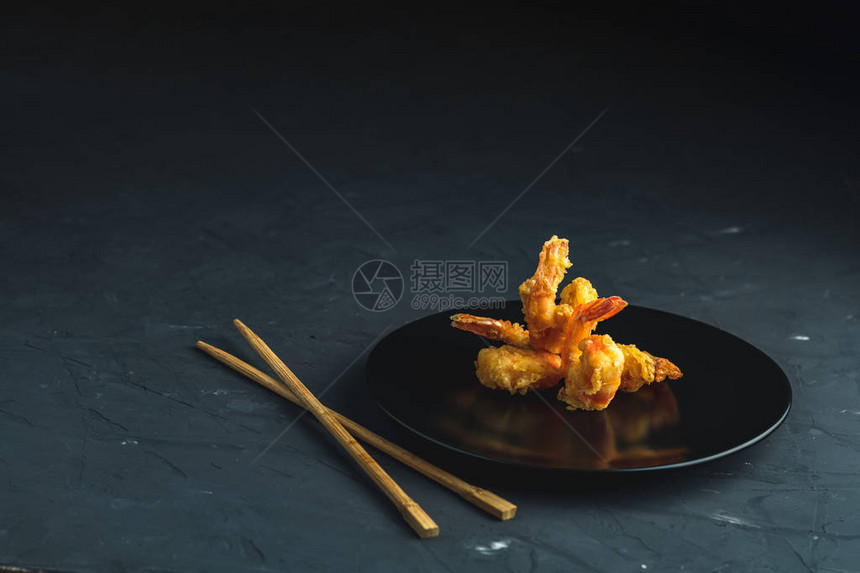 在深色混凝土表面背景的黑板上炸虾天妇罗为您的文本复制空间传统亚洲美食的图片