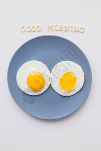二个鸡蛋在盘子上黄纸巾和黄纸巾上图片