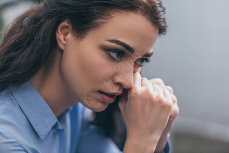 悲哀的哭泣的女人肖像图片