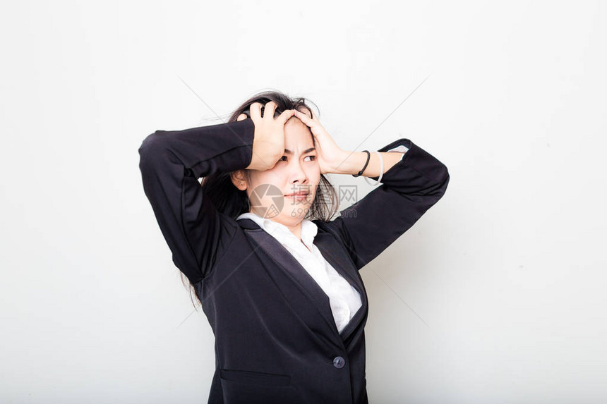 商业女商人擦头发感到疲劳和头痛更能工作图片