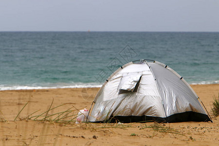 在地中海沿岸的宽敞帐篷背景图片