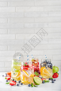 选择各种水果和浆果柠檬水饮料茶点注入水图片