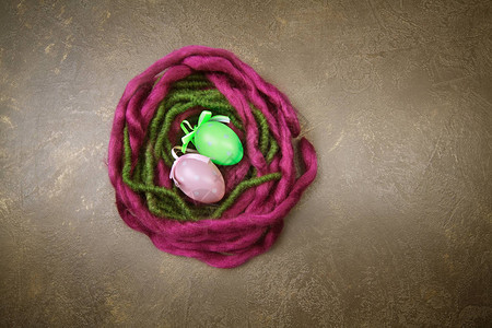 紫罗兰和绿色羊绒巢图片
