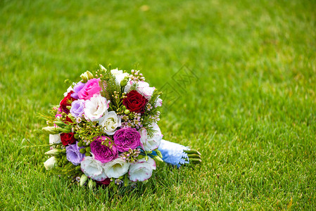 婚礼花束粉红色和白色玫瑰的婚礼花束图片