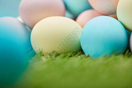 草地上彩绘复活节鸡蛋的特写背景图片