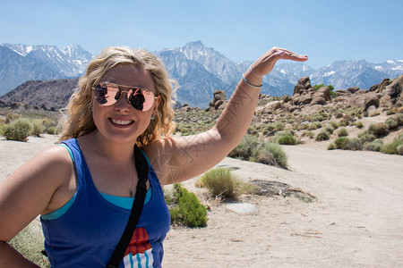 一位金发女郎在加利福尼亚州阿拉巴马山上被强迫触摸惠图片