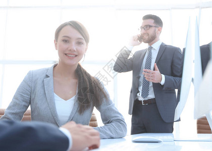 女顾问在她的书桌用复印空间的图片