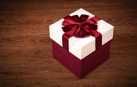 一个白色的礼物盒红弓图片