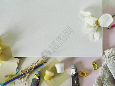 桌上是白色空白画布复制空间鲜花艺术材料顶视图概念构图写和画问候图片