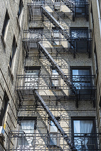 美国纽约州曼哈顿莱姆区具有应急楼梯的典型老旧房屋图片