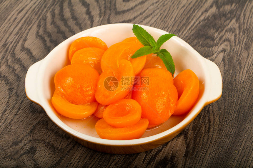 薄荷叶杏罐头图片