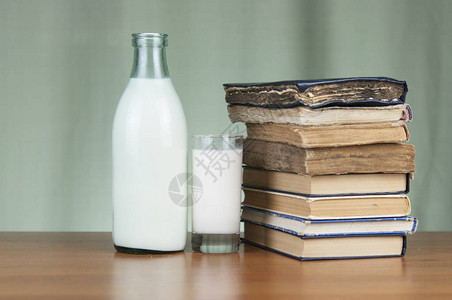 一瓶牛奶和浅绿色背景的玻璃杯牛奶图片