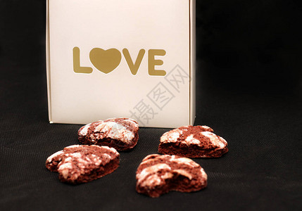 红巧克力碎心形饼干配白盒情人节世界妇女节图片