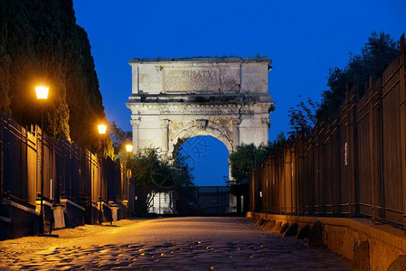 晚上在意大利罗马的ArcodiTito图片