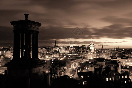 爱丁堡市风景在晚上图片
