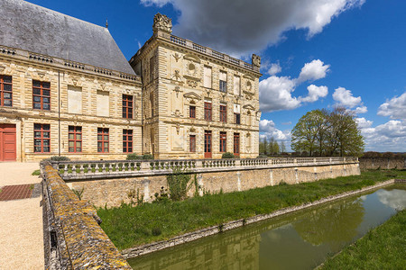 法国oiron城堡护城河的后视图图片