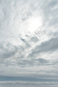 云和蓝天空背景从飞图片