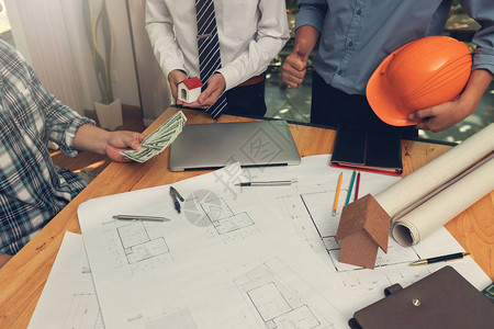 工程师和建筑师概念工程建筑师办公室小组与蓝图一图片