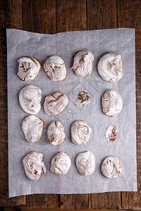 大理石巧克力蛋白糖饼干放在烘烤床单图片