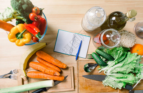 健康的素食和素食木制背景上的新鲜蔬菜健康食品素食图片