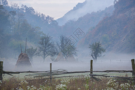 秋日山雾缭绕的美景图片