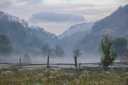 秋日山雾缭绕的美景图片