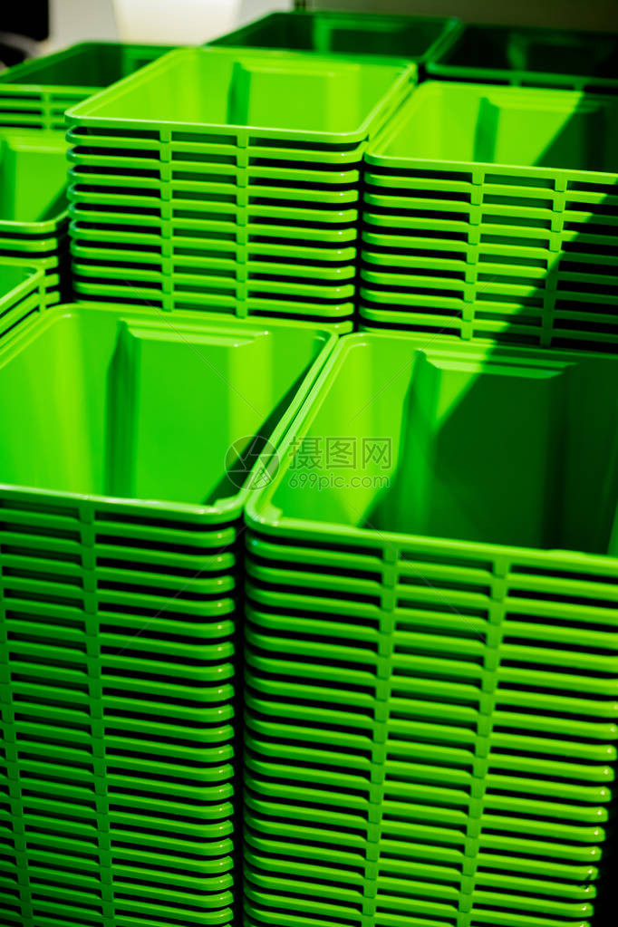 一堆五颜六色的塑料桶购物中心图片