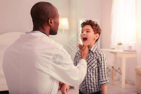检查喉咙孩子向医生展示他的喉咙图片