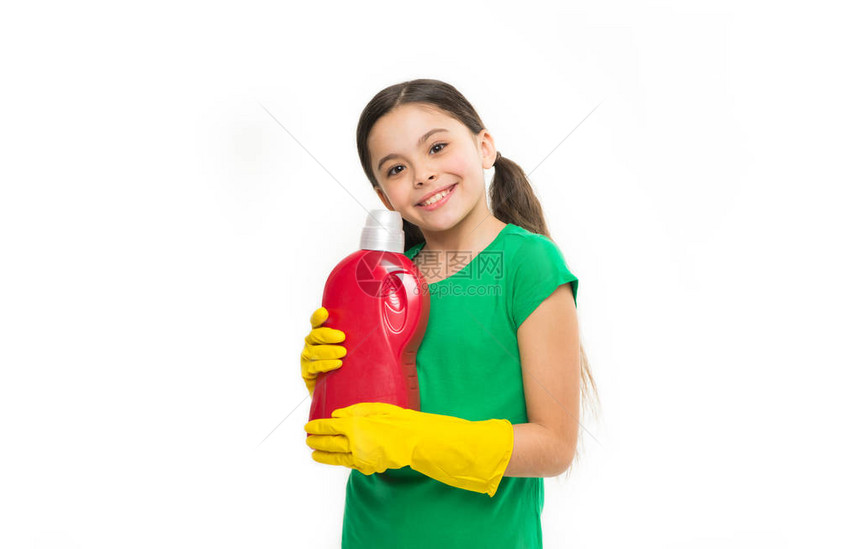 家庭洗钱小孩准备洗衣服小管家手里拿着洗涤剂瓶可爱的家庭佣工戴着黄色橡胶手套使用图片