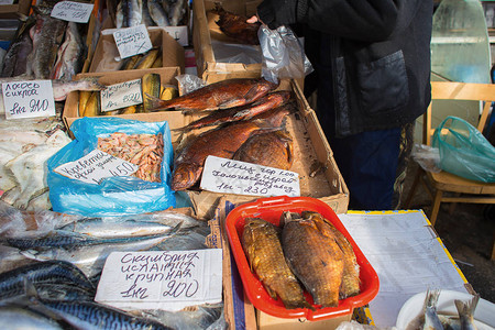 在俄罗斯的集市上销售各种鱼市场背景图片