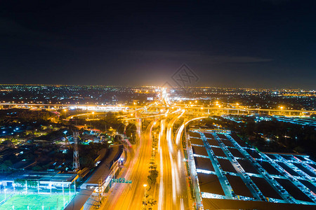 城市夜间交通公路车辆与建筑运输概念的图片